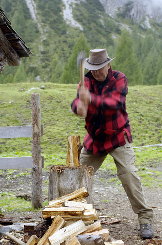 西方人,一个人,站,竖图,室外,白天,正面,旅游,度假,美景,树林,植物,帽子,欧洲,欧洲人,仅一个男性,仅一个人,戴,服装,木头,景观,注视,休闲装,娱乐,树,树木,仅一个年轻男性,衣服,绿色,自然,低头,观察,看,站着,享受,休闲,休闲服,牛仔帽,景色,放松,服饰,生长,成长,观看,察看,劈,关注,自然风光,男人,男性,年轻男性,白种人,玩耍,彩图,全身,柴火