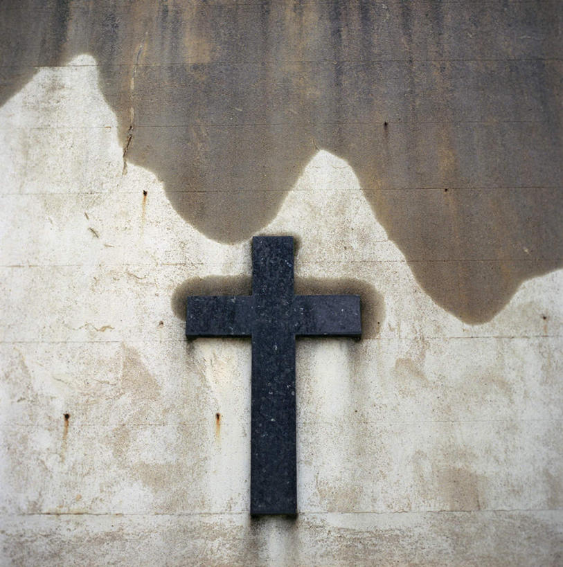 无人,竖图,室外,白天,仰视,节日,十字架,墙,文化,墙壁,墙面,祈祷,健康,许愿,宗教,信仰,纪念,祈求,基督教,平安,彩图,低角度拍摄