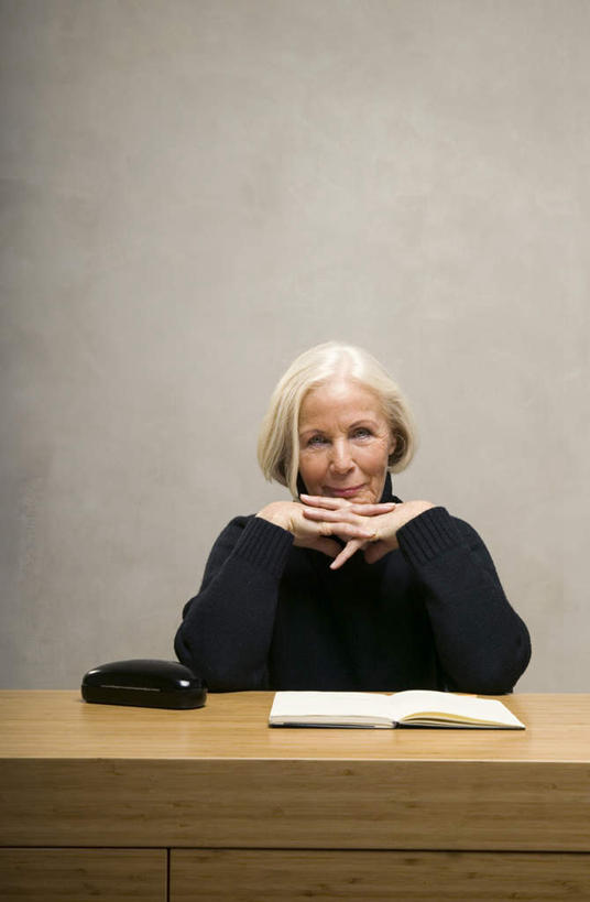 西方人,头发,一个人,坐,竖图,室内,白天,正面,毛衣,桌子,欧洲,欧洲人,仅一个女性,仅一个人,撑,握,灰色背景,笔,墙,记事本,拿,拿着,托腮,注视,书桌,墙壁,墙面,白色,黑色,本子,笔记本,课桌,观察,看,托,握着,摄影,仅一个老年女性,影棚,观看,察看,关注,托下巴,眼镜盒,老年女性,女人,女性,白种人,坐着,半身,彩图,影棚拍摄,绒衣,套衫,套头毛衣,线衣,拍摄