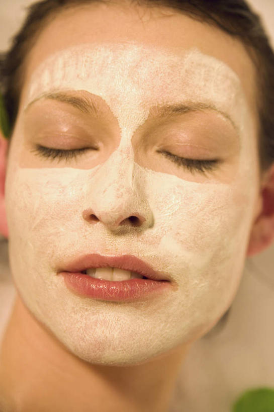 西方人,脸,头,脸颊,脖子,一个人,闭眼,竖图,室内,特写,白天,正面,化妆,美容,欧洲,欧洲人,仅一个年轻女性,仅一个女性,仅一个人,护肤,美白,化妆品,清洁,张嘴,保养,享受,休闲,面膜,放松,去角质,保健,保湿,滋润,护肤品,化妆用品,去死皮,护肤用品,舒缓,养颜,膏状,膏状面膜,去污,控油,紧肤,嫩肤,祛痘,去痘,祛角质,抗衰,再生,增白,补水,祛斑,抗皱,防皱,除皱,去皱,年轻女性,女人,女性,白种人,头部,脖,颈,颈部,脸部,脸蛋,面部,张开嘴,闭眼睛,闭着眼,闭着眼睛,半身,彩图