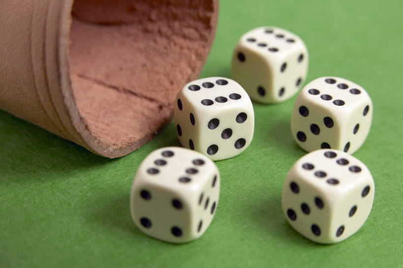 无人,横图,俯视,室内,特写,白天,游戏,赌博,贪欲,竞争,桌子,静物,玩具,五个,许多,绿色背景,朦胧,模糊,骰子,玩,娱乐,刺激,排列,容器,休闲,摄影,影棚,活动,储藏,罩子,储存,发泄,消遣,智力,赌具,色子,投机,侥幸,欲望,投子,宣泄,摆列,玩耍,嬉戏,彩图,高角度拍摄,影棚拍摄,拍摄,布列,分列,胜负,输赢,贮存