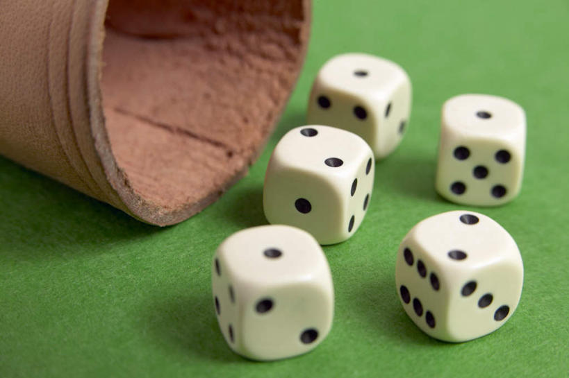 无人,横图,俯视,室内,特写,白天,游戏,赌博,贪欲,竞争,桌子,静物,玩具,五个,许多,绿色背景,朦胧,模糊,骰子,玩,娱乐,刺激,排列,容器,休闲,摄影,影棚,活动,储藏,罩子,储存,发泄,消遣,智力,赌具,色子,投机,侥幸,欲望,投子,宣泄,摆列,玩耍,嬉戏,彩图,高角度拍摄,影棚拍摄,拍摄,布列,分列,胜负,输赢,贮存