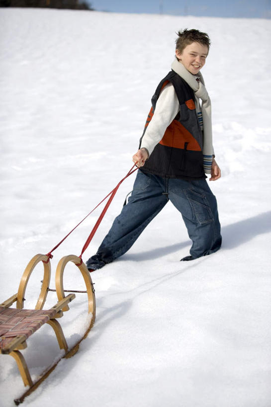 西方人,儿童,一个人,走,拉,竖图,室外,白天,侧面,旅游,度假,纯洁,雪,大雪,欧洲,欧洲人,仅一个男性,仅一个人,戴,装饰,积雪,雪景,冬天,扭头,注视,休闲装,娱乐,小孩,围巾,观察,看,转头,仅一个小孩,享受,休闲,温暖,休闲服,放松,可爱,童年,童趣,拖,围脖,观看,保暖,华丽,雪橇,点缀,察看,御寒,关注,童真,烂漫,无邪,衬托,美观,雅致,雅观,天真,男孩,男人,男性,白种人,孩子,步行,散步,玩耍,走路,彩图,全身,男生