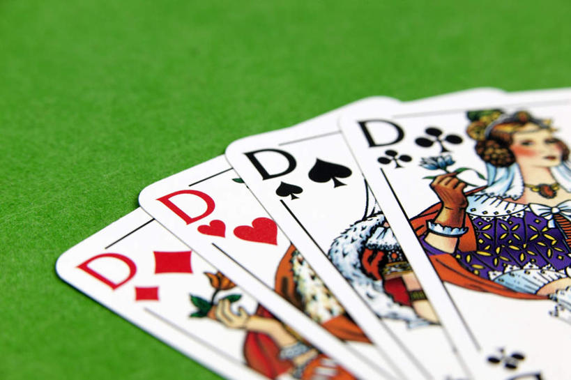 无人,横图,俯视,室内,特写,白天,游戏,赌博,贪欲,竞争,静物,扑克牌,纸牌,玩具,扑克,一排,绿色背景,阴影,朦胧,模糊,整齐,反射,影子,四张,玩,娱乐,刺激,排列,休闲,摄影,影棚,活动,队列,发泄,消遣,智力,赌具,投机,侥幸,欲望,宣泄,玩耍,嬉戏,彩图,高角度拍摄,影棚拍摄,拍摄,胜负,输赢