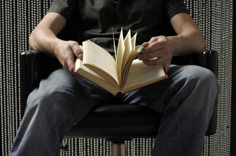 东方人,一个人,坐,横图,室内,白天,正面,看书,阅读,窗帘,书籍,椅子,亚洲,仅一个男性,仅一个人,一本,学习,阴影,服装,装饰,反射,影子,拿,拿着,休闲装,黄种人,仅一个年轻男性,衣服,帘子,珠帘,书本,看,休闲,休闲服,遮阳,读书,浏览,服饰,华丽,修饰,点缀,衬托,美观,雅致,雅观,男人,男性,年轻男性,亚洲人,书,图书,坐着,半身,彩图