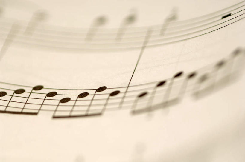 无人,横图,俯视,室内,特写,白天,静物,书籍,一本,一排,许多,阴影,朦胧,模糊,整齐,反射,影子,乐谱,五线谱,音乐,排列,节拍,队列,乐符,音符,符头,符干,符尾,乐章,彩图,高角度拍摄