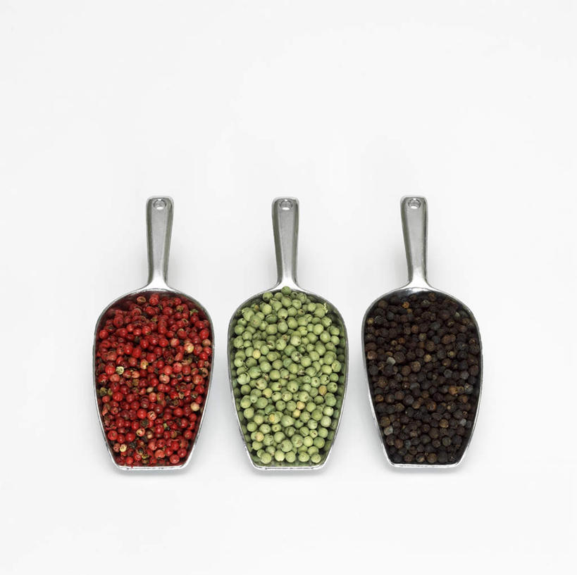 无人,横图,俯视,室内,特写,白天,白色背景,一排,阴影,反射,影子,调味品,调味料,铲,勺,排列,红色,绿色,黑色,摄影,影棚,队列,胡椒,彩图,高角度拍摄,影棚拍摄,拍摄