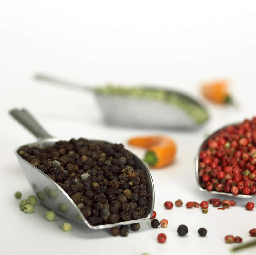 无人,横图,俯视,室内,特写,白天,白色背景,辣椒,一堆,一排,许多,阴影,堆叠,堆积,朦胧,模糊,反射,影子,调味品,调味料,铲,勺,排列,红色,绿色,黑色,摄影,影棚,堆,队列,辣角,红海椒,大椒,辣虎,广椒,辣子,胡椒,红辣椒,海椒,番椒,彩图,高角度拍摄,影棚拍摄,拍摄