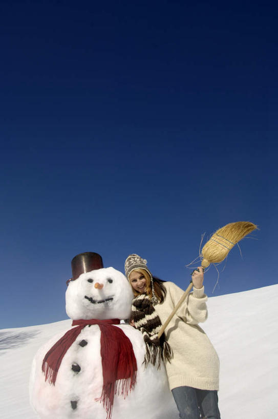 西方人,一个人,笑,微笑,露齿笑,竖图,室外,白天,正面,游戏,雪,大雪,帽子,欧洲,欧洲人,仅一个年轻女性,仅一个女性,仅一个人,阴影,光线,影子,积雪,雪景,雪人,冬季,冬天,玩,注视,娱乐,蓝天,天空,阳光,围巾,天,观察,看,靠着,休闲,寒冷,观看,活动,扫把,察看,插着,发泄,关注,消遣,智力,宣泄,严寒,年轻女性,女人,女性,白种人,玩耍,嬉戏,半身,彩图,拟人