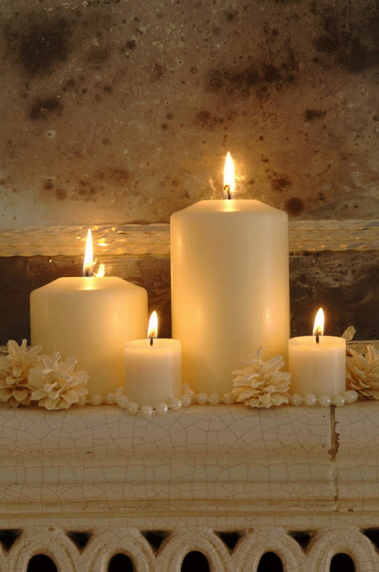 无人,竖图,室内,白天,正面,幸福,纯洁,餐桌,桌子,火,蜡烛,圣诞节,节日,庆祝,装饰,火焰,珍珠,燃烧,文化,装饰品,装饰物,庆典,健康,餐台,纪念,华丽,修饰,点缀,贵重,珍贵,富有,衬托,美观,雅致,雅观,宝贵,有机宝石,彩图