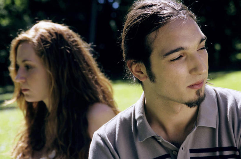 西方人,两个人,夫妻,横图,室外,白天,正面,爱情,草地,草坪,植物,欧洲,欧洲人,阴影,服装,生气,朦胧,模糊,光线,影子,浪漫,注视,休闲装,草,树,树木,衣服,绿色,阳光,自然,观察,看,休闲,休闲服,恩爱,恋人,服饰,生长,成长,观看,察看,气愤,关注,负气,怄气,男人,男性,年轻男性,年轻女性,女人,女性,白种人,情侣,半身,彩图,伴侣