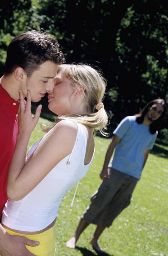 西方人,三个人,伙伴,朋友,站,抱,吻,竖图,室外,白天,正面,爱情,友谊,草地,草坪,植物,欧洲,欧洲人,阴影,服装,光线,影子,浪漫,注视,休闲装,草,树,树木,衣服,绿色,阳光,自然,观察,看,站着,休闲,温暖,温馨,休闲服,恩爱,恋人,服饰,生长,成长,抱着,观看,和睦,察看,搂着,关注,嫉妒,妒忌,忌妒,友情,男人,男性,年轻男性,年轻女性,女人,女性,白种人,情侣,怀抱,接吻,搂,搂抱,亲,亲吻,亲嘴,相抱,拥抱,半身,彩图,伴侣,融洽