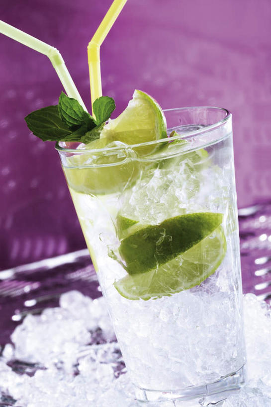 无人,竖图,室内,特写,白天,正面,柠檬,杯子,水果,紫色背景,新鲜,冰,生食,冰块,薄荷,食品,果实,银丹草,酒类,一杯,文化,冷冻,玻璃制品,酒,食物,饮料,水杯,吸管,鸡尾酒,寒冷,调酒,摄影,有机食品,绿色食品,影棚,冷藏,冰冷,创造,想象,保鲜,斑叶凤梨薄荷,苹果薄荷,夜息香,盖比丽娜鸡尾酒,玻璃杯,益母果,柠果,彩图,影棚拍摄,拍摄