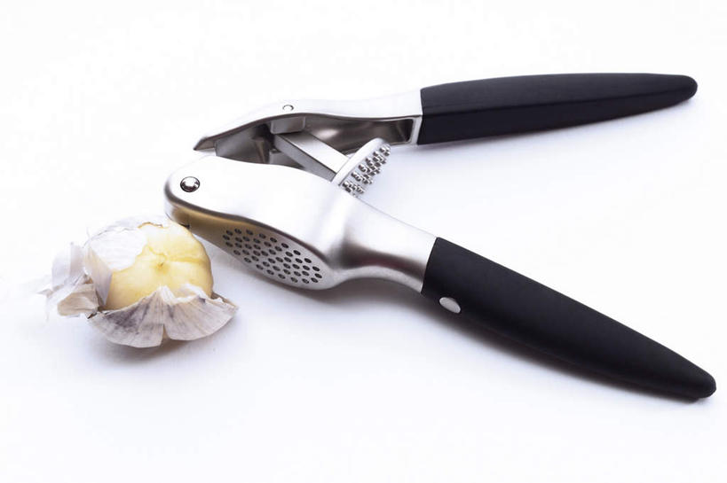 无人,横图,俯视,室内,特写,白天,白色背景,蔬菜,蒜,厨具,金属制品,阴影,新鲜,反射,金属,工具,影子,调味,香料,佐料,食品,蒜头,食物,一个,摄影,有机食品,绿色食品,影棚,单个,配料,捣蒜器,压蒜器,作料,胡蒜,捻蒜器,蒜泥器,蒜蓉器,大蒜,彩图,高角度拍摄,影棚拍摄,拍摄