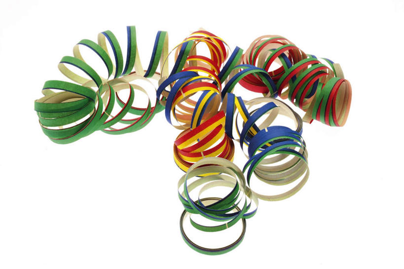 无人,横图,俯视,室内,特写,白天,白色背景,静物,许多,环绕,缠绕,彩带,摄影,影棚,彩条,纠缠,毛条,七彩毛条,装饰彩带,彩图,高角度拍摄,影棚拍摄,拍摄