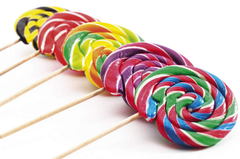 无人,横图,俯视,室内,特写,白天,白色背景,一排,许多,整齐,棒棒糖,食品,糖,糖果,甜点,甜品,食物,排列,甜食,摄影,影棚,五颜六色,队列,波板糖,彩图,高角度拍摄,影棚拍摄,拍摄