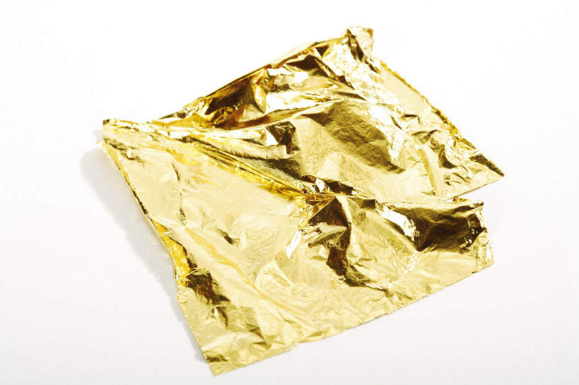 无人,横图,俯视,室内,特写,白天,白色背景,静物,阴影,反射,包装,包装纸,铝箔纸,锡箔纸,影子,纸,纸张,金色,摄影,影棚,包装材料,锡箔,铝箔,彩图,高角度拍摄,影棚拍摄,拍摄