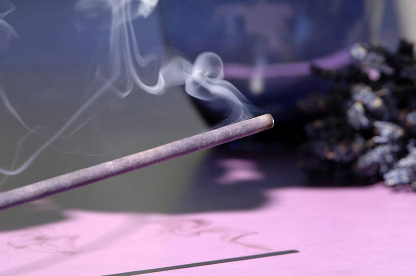 无人,横图,室内,特写,白天,正面,蜡烛,阴影,节日,朦胧,模糊,反射,影子,烟雾,燃烧,文化,佛香,香火,香烛,祈祷,健康,许愿,宗教,信仰,烧香,纪念,祈求,蒸发,平安,彩图