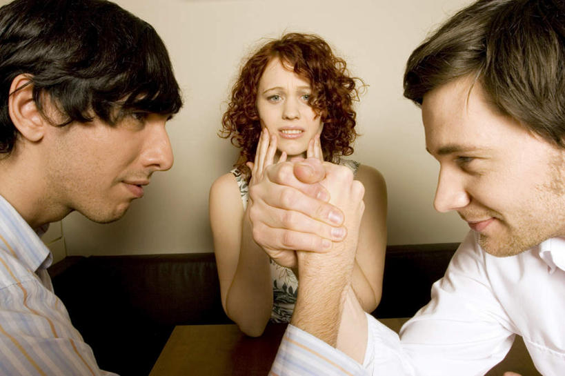 西方人,三个人,坐,笑,微笑,横图,室内,白天,正面,游戏,比赛,沙发,欧洲,欧洲人,服装,玩,注视,休闲装,右手,娱乐,衣服,观察,看,休闲,休闲服,力量,扳手腕,服饰,观看,活动,察看,掰手腕,发泄,关注,消遣,智力,宣泄,比力,较劲,扳手劲,手肘,较量,男人,男性,年轻男性,年轻女性,女人,女性,白种人,胳膊,手臂,玩耍,嬉戏,坐着,半身,彩图,皮沙发