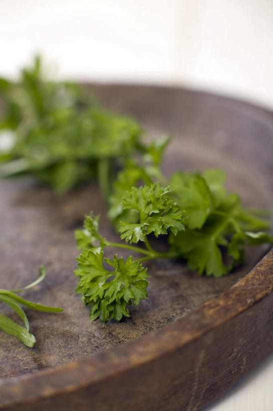无人,竖图,俯视,室内,特写,白天,白色背景,芹菜,蔬菜,阴影,朦胧,模糊,反射,木制,影子,案板,砧板,木制品,摄影,荷兰芹,欧芹,香芹,影棚,法香,巴西利,洋香菜,洋芫荽,法国香菜,旱芹菜,番荽,彩图,高角度拍摄,影棚拍摄,拍摄