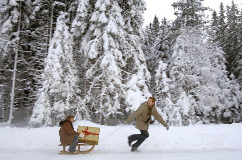 西方人,两个人,夫妻,坐,跑,拉,横图,室外,白天,侧面,爱情,雪,植物,大雪,松树,礼盒,礼物,欧洲,欧洲人,纸盒,积雪,雪景,冬天,浪漫,注视,休闲装,盒子,树,树木,绿色,自然,包装盒,礼品盒,观察,看,休闲,休闲服,恩爱,拖,恋人,礼品,生长,成长,观看,雪橇,察看,关注,男人,男性,年轻男性,年轻女性,女人,女性,白种人,情侣,跑步,坐着,彩图,全身,伴侣