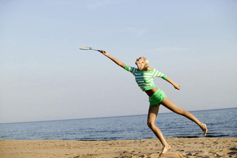 西方人,一个人,站,笑,微笑,露齿笑,横图,室外,白天,正面,锻炼,运动,羽毛球,海浪,海洋,沙滩,欧洲,欧洲人,仅一个年轻女性,仅一个女性,仅一个人,握,阴影,光线,沙子,影子,海岸,浪花,水平线,辽阔,球拍,海平线,沙地,接球,拿,拿着,注视,休闲装,蓝色,蓝天,天空,阳光,海水,天,观察,看,站着,休闲,广阔,休闲服,握着,晴朗,观看,一望无际,察看,关注,海景,万里无云,无边无际,一马平川,体育,年轻女性,女人,女性,白种人,大海,风浪,海,海水的波动,海滩,近岸浪,涌浪,晴空,晴空万里,抬头,仰头,彩图,全身,健身,水天相接,水天一线