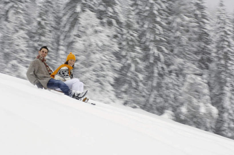 西方人,两个人,夫妻,坐,笑,微笑,露齿笑,横图,室外,白天,侧面,毛衣,爱情,雪,植物,大雪,松树,帽子,欧洲,欧洲人,戴,滑,朦胧,模糊,积雪,雪景,冬天,浪漫,注视,树,树木,绿色,自然,围巾,观察,看,恩爱,恋人,生长,成长,观看,雪橇,察看,关注,线衫,编织帽,男人,男性,年轻男性,年轻女性,女人,女性,白种人,情侣,坐着,彩图,全身,绒衣,套衫,套头毛衣,线衣,伴侣