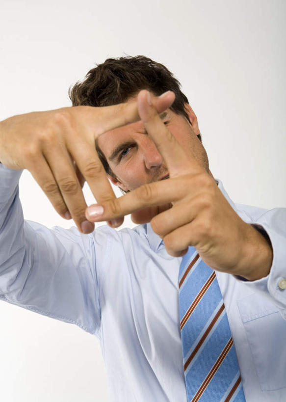 西方人,一个人,商务人士,商务男性,站,举,竖图,室内,白天,白色背景,正面,衬衫,欧洲,欧洲人,仅一个男性,仅一个人,套装,服装,领带,注视,仅一个年轻男性,衣服,观察,看,手势,托,站着,摄影,服饰,影棚,观看,察看,象征,衣着,庄重,穿着,关注,商务装,身份,工薪阶层,正式,地位,衣饰,男人,男性,年轻男性,白种人,白领,上班族,举起,举手,举着,向上举,向上伸,向上托,站立,半身,彩图,影棚拍摄,衬衣,拍摄