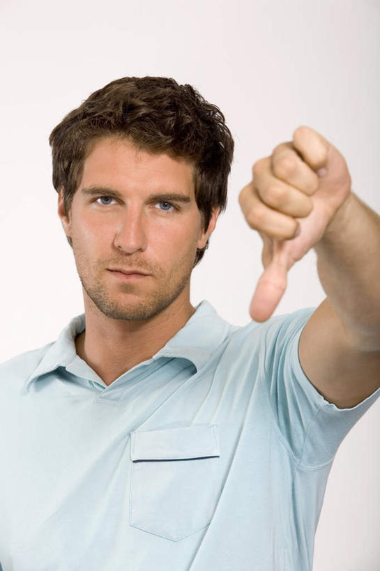 西方人,脸,头,脸颊,手,一个人,站,笑,微笑,竖图,室内,特写,白天,白色背景,正面,T恤衫,欧洲,欧洲人,仅一个男性,仅一个人,服装,T恤,注视,肩膀,仅一个年轻男性,衣服,蓝色,观察,看,手势,站着,手部,竖,摄影,服饰,影棚,观看,翘,单手,察看,衣着,鄙视,穿着,关注,藐视,讽刺,蔑视,嘲笑,朝下,衣饰,男人,男性,年轻男性,白种人,大拇指,头部,脸部,脸蛋,面部,站立,半身,彩图,影棚拍摄,拍摄,向下