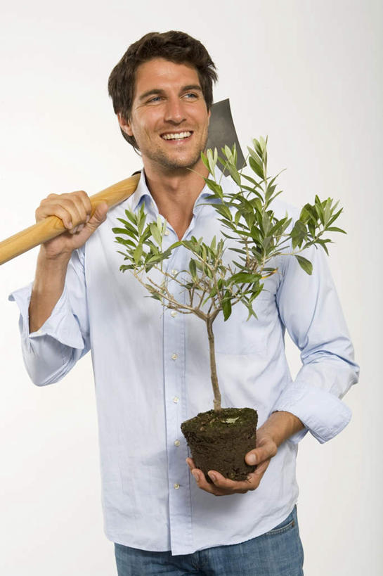 西方人,一个人,站,竖图,室内,白天,白色背景,正面,衬衫,植物,金属制品,欧洲,欧洲人,仅一个男性,仅一个人,服装,金属,铲子,工具,盆栽,盆景,注视,仅一个年轻男性,衣服,蓝色,绿色,自然,观察,看,站着,摄影,服饰,影棚,生长,成长,观看,挖掘,察看,衣着,穿着,关注,农具,耕具,衣饰,开掘,发掘,开垦,扛在肩上,男人,男性,年轻男性,白种人,站立,半身,彩图,影棚拍摄,衬衣,拍摄