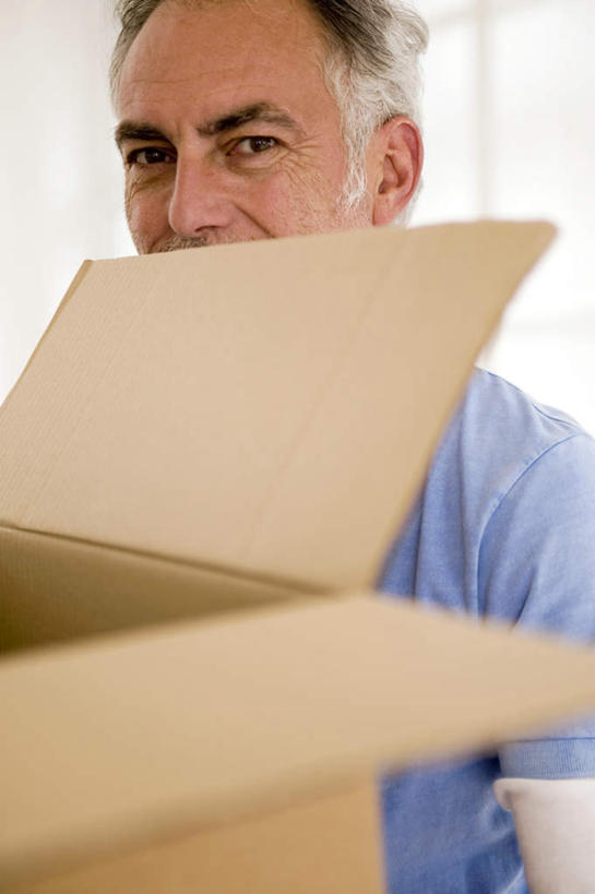 西方人,头发,一个人,客厅,站,搬运,竖图,室内,白天,正面,窗户,落地窗,欧洲,欧洲人,仅一个男性,仅一个人,服装,纸箱,注视,玻璃窗,衣服,白色,箱子,观察,看,站着,仅一个老年男性,服饰,观看,搬家,察看,起居室,衣着,穿着,关注,包装箱,衣饰,老年男性,男人,男性,白种人,搬,站立,半身,彩图