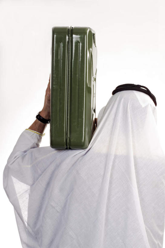 东方人,一个人,站,竖图,室内,白天,白色背景,民族服装,亚洲,仅一个男性,仅一个人,拉杆箱,旅行箱,头巾,仅一个年轻男性,背面,绿色,行李箱,箱子,扛,站着,摄影,影棚,中东文化,扛在肩上,男人,男性,年轻男性,阿拉伯人,亚洲人,站立,半身,彩图,影棚拍摄,传统服装,民俗服,拍摄