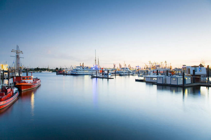 无人,码头,横图,室外,白天,正面,度假,海浪,海洋,美景,城市风光,城市,港口,轮船,船,德国,欧洲,停靠,景观,浪花,汉堡,娱乐,蓝色,蓝天,天空,海水,交通工具,天,享受,休闲,景色,放松,晴朗,西欧,停泊,载具,海景,万里无云,德意志联邦共和国,汉堡市,大海,风浪,海,海水的波动,近岸浪,涌浪,晴空,晴空万里,彩图,摆渡口,埠头,渡口,渡头,港湾,海港,货运码头,口岸,商港