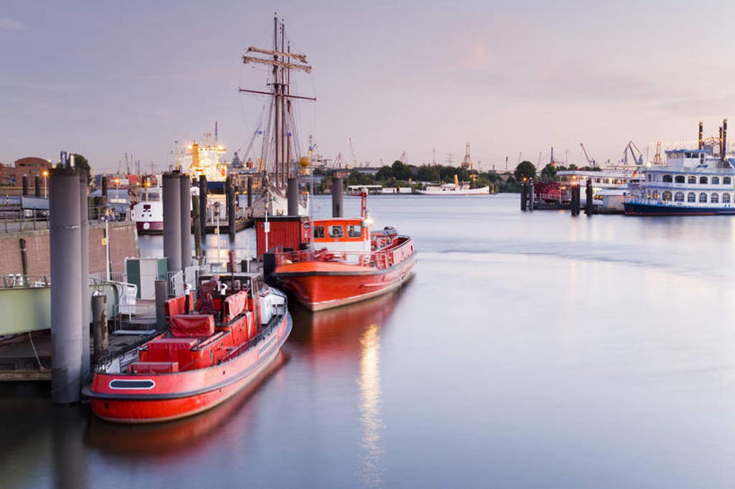 无人,码头,横图,室外,白天,正面,度假,海浪,海洋,美景,城市风光,城市,港口,轮船,船,德国,欧洲,停靠,景观,浪花,汉堡,娱乐,蓝色,蓝天,天空,海水,交通工具,天,享受,休闲,景色,放松,晴朗,西欧,停泊,载具,海景,万里无云,德意志联邦共和国,汉堡市,大海,风浪,海,海水的波动,近岸浪,涌浪,晴空,晴空万里,彩图,摆渡口,埠头,渡口,渡头,港湾,海港,货运码头,口岸,商港