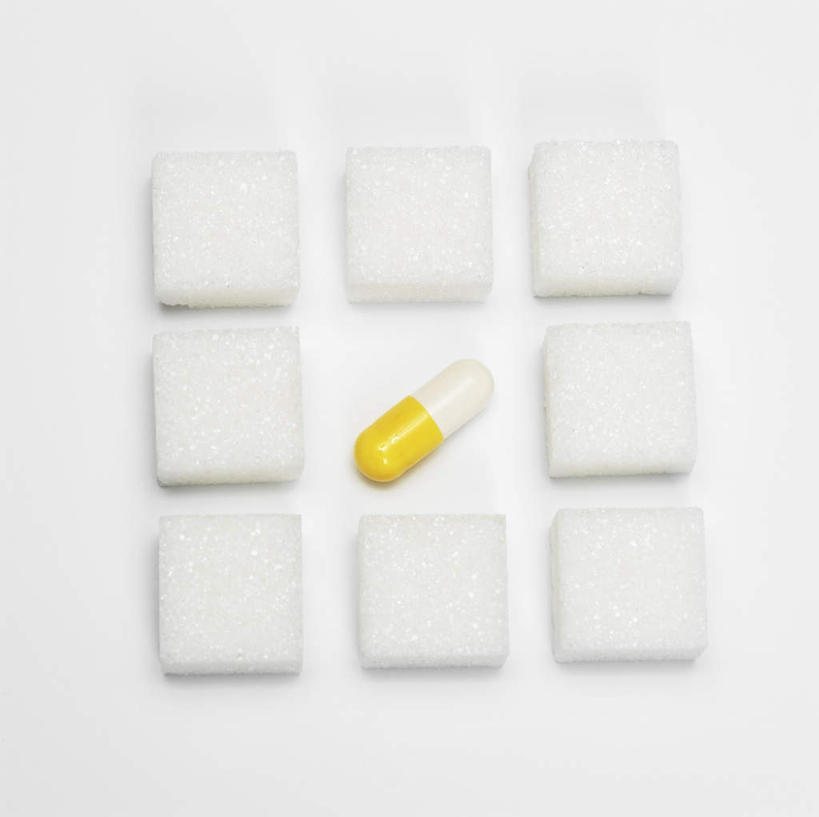 无人,横图,俯视,室内,特写,白天,白色背景,安全,一排,药剂,调料,糖,防护,调味品,调味料,方糖,胶囊,排列,药品,治疗,摄影,影棚,保护,药物,医疗,队列,保险,预防,半方糖,白方糖,平安,彩图,高角度拍摄,影棚拍摄,拍摄