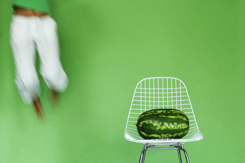 西方人,一个人,跳,横图,室内,白天,正面,西瓜,水果,椅子,欧洲,欧洲人,仅一个年轻女性,仅一个女性,仅一个人,绿色背景,朦胧,模糊,新鲜,生食,食品,果实,半空,食物,一个,腾空,摄影,有机食品,绿色食品,影棚,单个,动态,年轻女性,女人,女性,白种人,寒瓜,跳跃,半身,彩图,影棚拍摄,拍摄