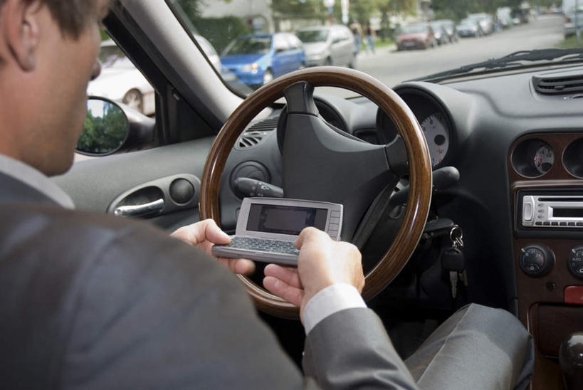 西方人,一个人,商务人士,商务男性,坐,打电话,横图,俯视,室内,白天,衬衫,游戏,机器,仪器,汽车,电话,手机,欧洲,欧洲人,仅一个男性,仅一个人,仅一个中年男性,套装,拿,玩,拿着,娱乐,设备,通讯设备,车,方向盘,交通工具,轿车,驾驶,行驶,休闲,游戏机,控制,商务装,工薪阶层,交流,男人,男性,中年男性,白种人,白领,上班族,沟通,通话,玩耍,嬉戏,坐着,半身,彩图,高角度拍摄,衬衣