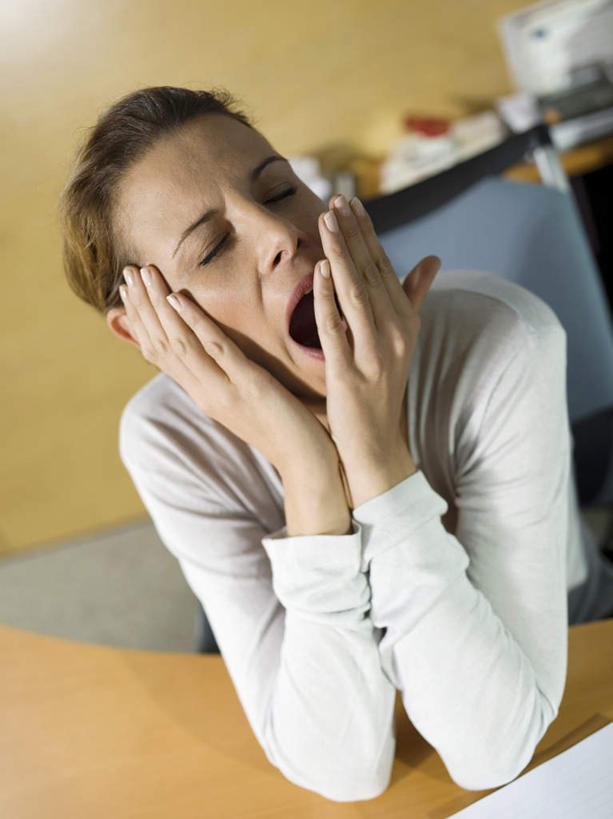 西方人,嘴,一个人,商务人士,商务女性,办公室,坐,闭眼,竖图,俯视,室内,白天,家具,桌子,欧洲,欧洲人,仅一个女性,仅一个人,撑,套装,材料,档案,文件,纸,办公桌,托腮,手稿,资料,嘟嘴,托,张嘴,仅一个中年女性,撅嘴,证明,哈欠,撑着,托下巴,文档,商务装,张大嘴巴,工薪阶层,办公家具,女人,女性,中年女性,白种人,嘴巴,嘴唇,白领,上班族,张开嘴,闭眼睛,闭着眼,闭着眼睛,坐着,半身,彩图,高角度拍摄