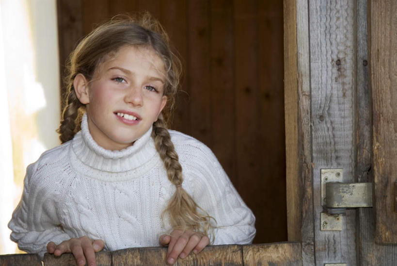 西方人,儿童,一个人,站,笑,微笑,露齿笑,横图,室内,白天,正面,纯洁,欧洲,欧洲人,仅一个女性,仅一个人,服装,注视,小孩,衣服,观察,看,站着,仅一个小孩,可爱,童年,童趣,服饰,观看,马棚,察看,衣着,穿着,关注,童真,烂漫,无邪,衣饰,天真,女孩,女人,女性,白种人,孩子,站立,半身,彩图,女生