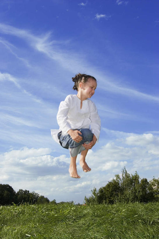 西方人,儿童,一个人,跳,竖图,室外,白天,仰视,纯洁,草地,草坪,植物,欧洲,欧洲人,仅一个女性,仅一个人,服装,云,云朵,半空,云彩,注视,休闲装,草,小孩,衣服,绿色,白云,蓝天,天空,天,观察,看,仅一个小孩,休闲,休闲服,可爱,腾空,童年,童趣,服饰,观看,察看,关注,童真,烂漫,无邪,天真,女孩,女人,女性,白种人,孩子,跳跃,彩图,低角度拍摄,全身,女生