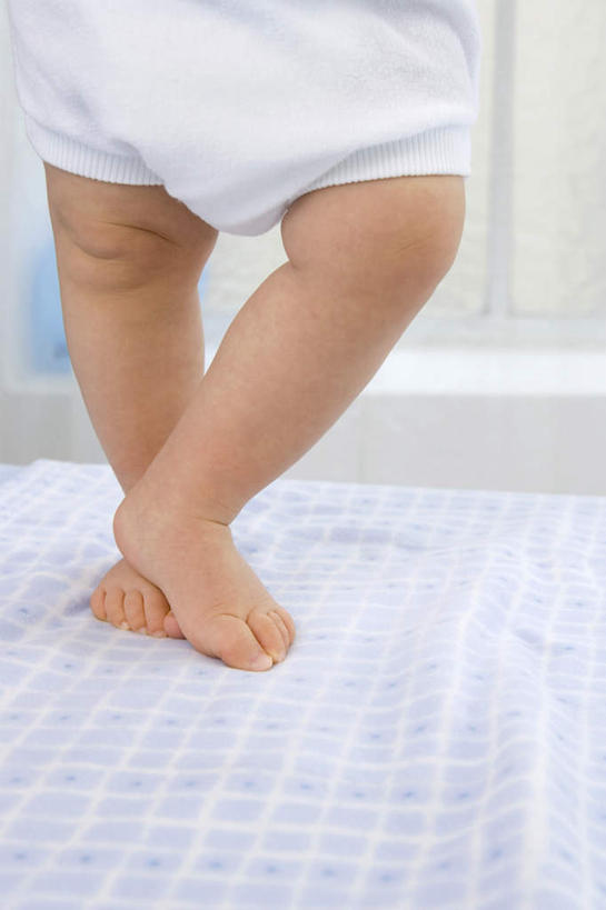 西方人,婴儿,儿童,腿部,脚,脚趾,脚趾甲,腿,一个人,站,竖图,室内,特写,白天,纯洁,床,欧洲,欧洲人,仅一个人,朦胧,模糊,双人床,床单,光脚,被子,尿布,纸尿裤,尿不湿,小孩,背面,站着,赤脚,可爱,活泼,被单,纸尿布,宝宝,纯真,烂漫,无邪,纸尿片,伶俐,天真,白种人,孩子,脚指甲,站立,半身,彩图