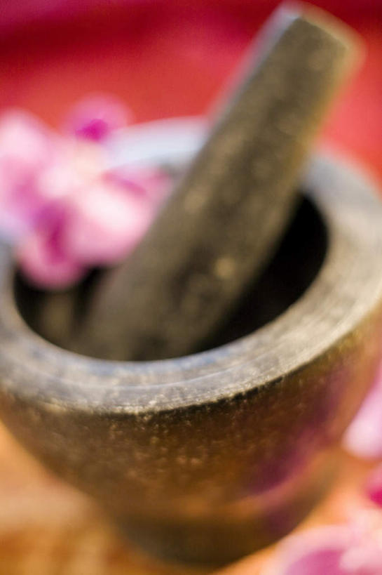 无人,竖图,室内,特写,白天,正面,桌面,桌子,纺织品,阴影,朦胧,模糊,装饰,盛开,反射,木制,毛毯,毯子,影子,花蕾,花,花瓣,花朵,鲜花,纺织,红色,紫色,木制品,垫子,花苞,花蕊,温暖,器皿,华丽,修饰,点缀,研磨,高雅,臼杵,研杵,研钵,衬托,美观,雅致,雅观,臼,淡泊,花中君子,兰花,彩图