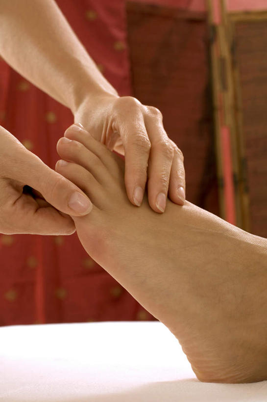 西方人,手,腿部,脚,脚趾,脚趾甲,腿,两个人,按摩师,站,躺,握手,竖图,室内,特写,白天,侧面,按摩,床,欧洲,欧洲人,双手,朦胧,模糊,墙,床单,光脚,被子,墙壁,墙面,红色,站着,赤脚,手部,单人床,被单,指压,卧着,男人,男性,年轻男性,年轻女性,女人,女性,白种人,脚指甲,技师,搀手,拉手,手拉手,手握手,躺着,卧,站立,半身,彩图,推拿