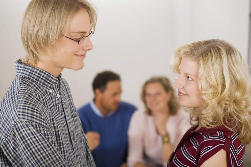 西方人,中年人,背部,四个人,家庭,夫妻,母亲,父亲,女儿,儿子,客厅,站,坐,笑,微笑,露齿笑,横图,室内,白天,正面,爱情,欧洲,欧洲人,撑,服装,朦胧,模糊,时间,时钟,手表,眼镜,墙,浪漫,计时,托腮,注视,休闲装,相视,墙壁,墙面,衣服,白色,钟表,观察,看,托,站着,休闲,温暖,温馨,父女,父子,母女,母子,一家人,面对面,休闲服,表,恩爱,父爱,母爱,恋人,服饰,观看,对视,腕表,和睦,察看,起居室,互视,关注,托下巴,相对,近视眼镜,相看,客堂,男人,男性,年轻男性,年轻女性,女人,女性,中年男性,中年女性,白种人,夫妇,情侣,钟,站立,坐着,半身,彩图,伴侣,融洽