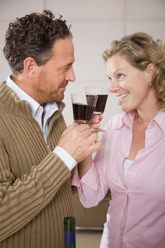 红酒,葡萄酒,西方人,中年人,两个人,家庭,夫妻,站,笑,微笑,露齿笑,竖图,室内,白天,正面,爱情,杯子,欧洲,欧洲人,握,服装,朦胧,模糊,昆虫,蚕,高脚杯,墙,红酒杯,酒类,两杯,浪漫,拿,拿着,注视,休闲装,墙壁,墙面,玻璃制品,酒,饮料,衣服,白色,动物,酒杯,观察,看,站着,休闲,温暖,温馨,一家人,休闲服,红葡萄酒,恩爱,握着,恋人,服饰,观看,和睦,察看,葡萄酒杯,关注,益虫,家蚕,蚕宝宝,桑蚕,男人,男性,女人,女性,中年男性,中年女性,白种人,夫妇,情侣,玻璃杯,站立,半身,彩图,伴侣,融洽