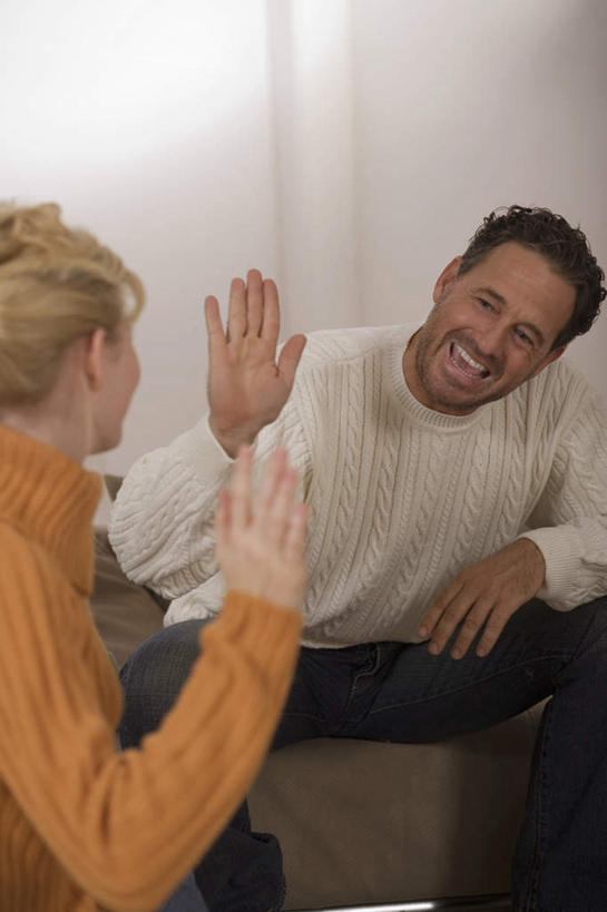 西方人,背部,两个人,家庭,母亲,女儿,坐,笑,微笑,露齿笑,竖图,室内,白天,正面,快乐,兴奋,骄傲,成功,胜利,沙发,欧洲,欧洲人,击掌,服装,注视,休闲装,衣服,观察,看,手势,休闲,温暖,温馨,母女,一家人,休闲服,母爱,自信,服饰,观看,和睦,察看,关注,布艺沙发,男人,男性,年轻女性,女人,女性,中年男性,白种人,拍手,坐着,半身,彩图,欢乐,开心,融洽