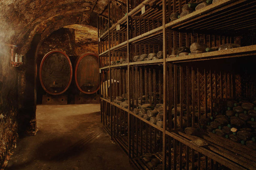 红酒,葡萄酒,无人,横图,室内,白天,正面,木桶,桶,酒类,酒窖,货架,架子,酒,饮料,瓶子,容器,红葡萄酒,储藏,储存,陈列架,超市货架,彩图,贮存