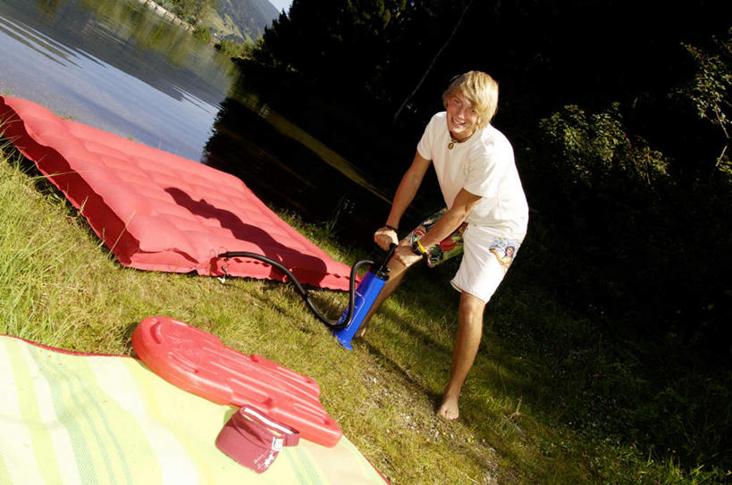 西方人,一个人,站,笑,微笑,露齿笑,横图,室外,白天,正面,草地,草坪,河流,水,植物,欧洲,欧洲人,仅一个男性,仅一个人,弯腰,阴影,服装,光线,影子,河水,水流,拿,拿着,注视,休闲装,设备,草,树,树木,仅一个年轻男性,衣服,绿色,阳光,自然,观察,看,站着,休闲,休闲服,打气筒,气垫床,打气,充气,服饰,生长,成长,观看,察看,关注,装备,弯身,空气泵,设置,充气筒,男人,男性,年轻男性,白种人,站立,彩图,全身