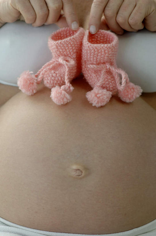 西方人,孕妇,手,腹部,一个人,竖图,室内,特写,白天,正面,欧洲,欧洲人,双手,仅一个女性,仅一个人,一双,朦胧,模糊,拿,拿着,袜子,红色,仅一个中年女性,怀孕,手部,待产,妊娠,准妈妈,女人,女性,中年女性,白种人,腹,肚子,产妇,半身,彩图