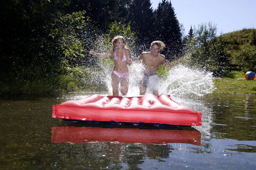 西方人,两个人,跑,横图,室外,白天,正面,泳装,比基尼,爱情,游戏,河流,水,植物,欧洲,欧洲人,阴影,朦胧,模糊,光线,影子,河水,水流,浪漫,玩,注视,娱乐,裸露,树,树木,蓝色,绿色,蓝天,天空,阳光,自然,天,观察,看,休闲,温暖,温馨,气垫床,恩爱,恋人,生长,晴朗,成长,观看,充气床,和睦,察看,关注,裸,万里无云,男人,男性,年轻男性,年轻女性,女人,女性,白种人,情侣,晴空,晴空万里,跑步,玩耍,嬉戏,彩图,全身,三点式,泳衣,伴侣,融洽